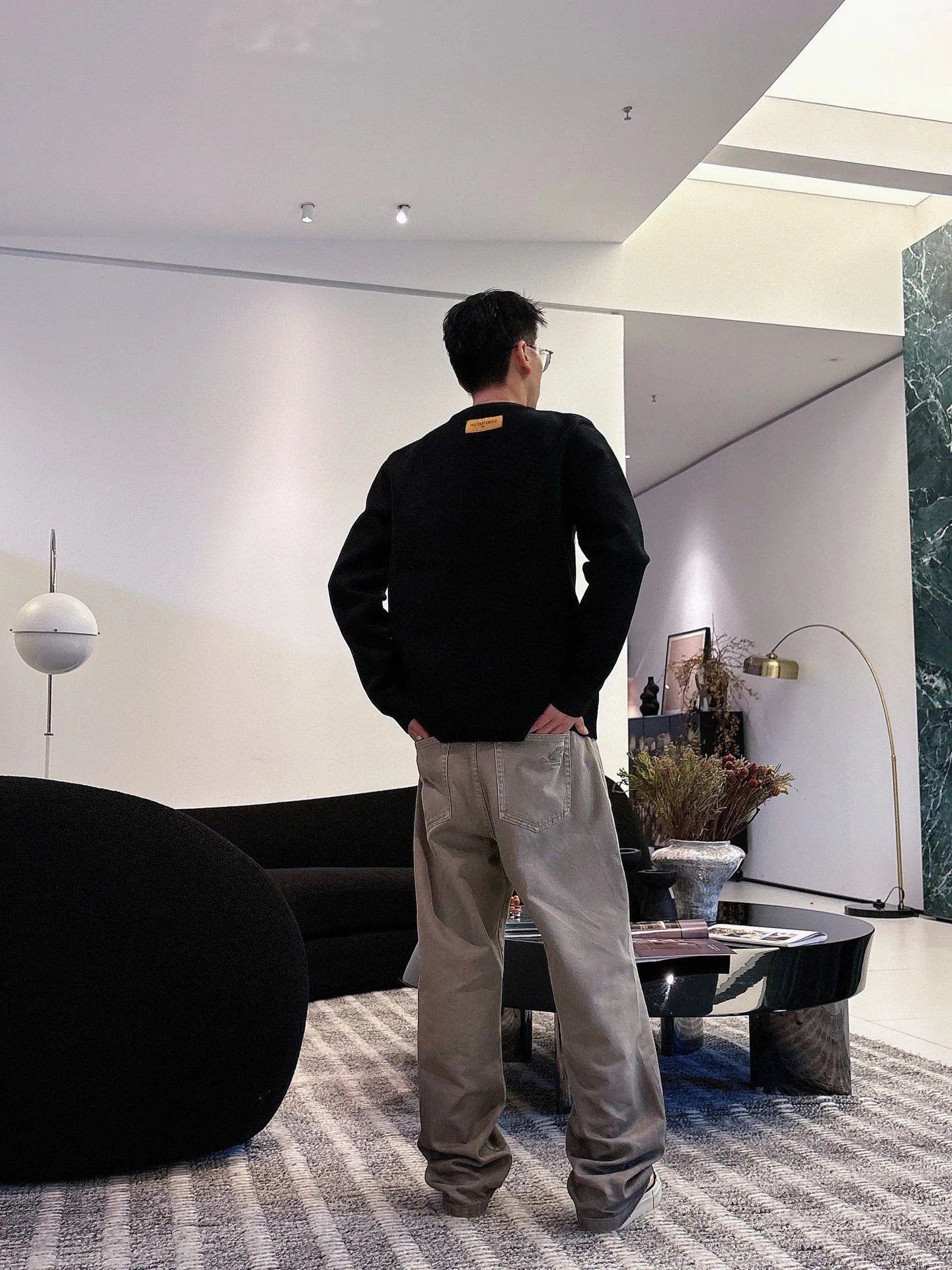 🅿️440 【LV Louis Vuitton】Autumn and winter classic round neck pullover sweater, in full condition! ! ! Wool blended fabric, the latest model in 2025, golden ratio! ! Slim-fitting soft gold, versatile and practical item, the combination and practicality are extremely powerful, simple and elegant, and classy! To create your own style, it is highly recommended to buy it in two colors. The standard slim fit tailoring process is suitable for both young and old men. It is knitted from wool and will not cause any discomfort! While keeping warm, it is stylish, textured and wearable, and the classic logo with contrasting colors on the chest feels in place! ! Recommended for regular customers! ! Size M-3XL (maximum wear: 190 pounds)